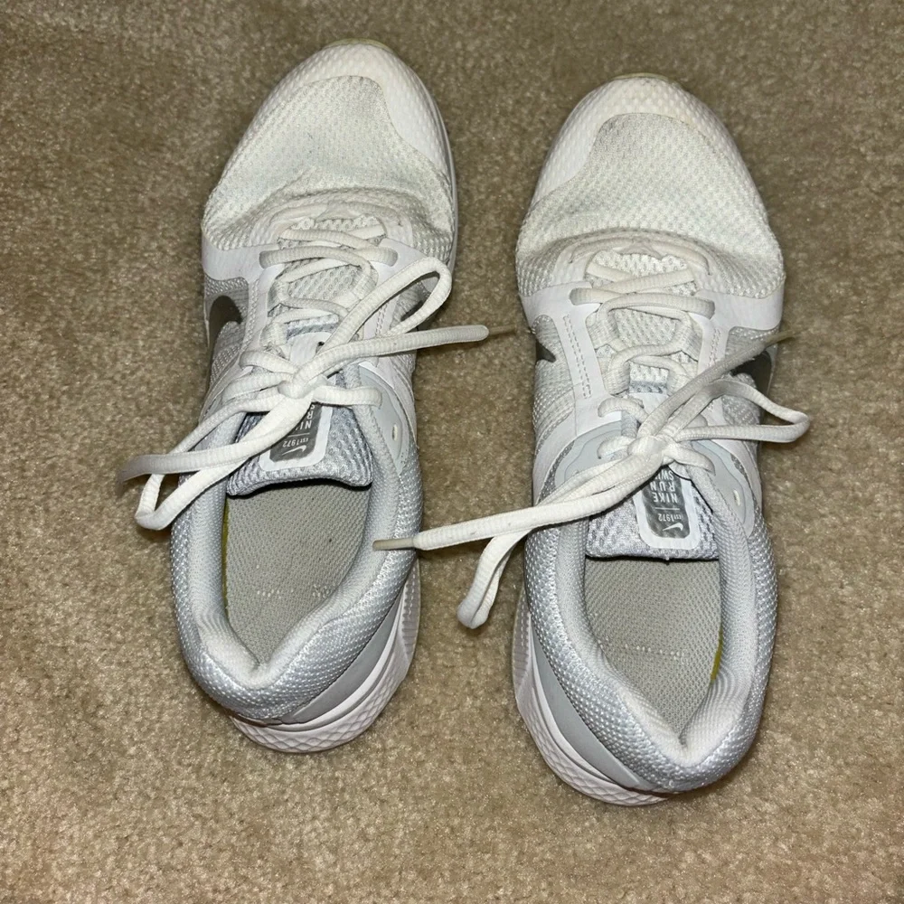 Nike run swift women’s sneakers - Picture 2 of 6